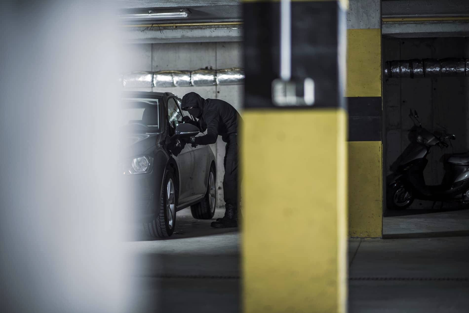 zlodziej kradzie auta w garazu zabezpiecz auto