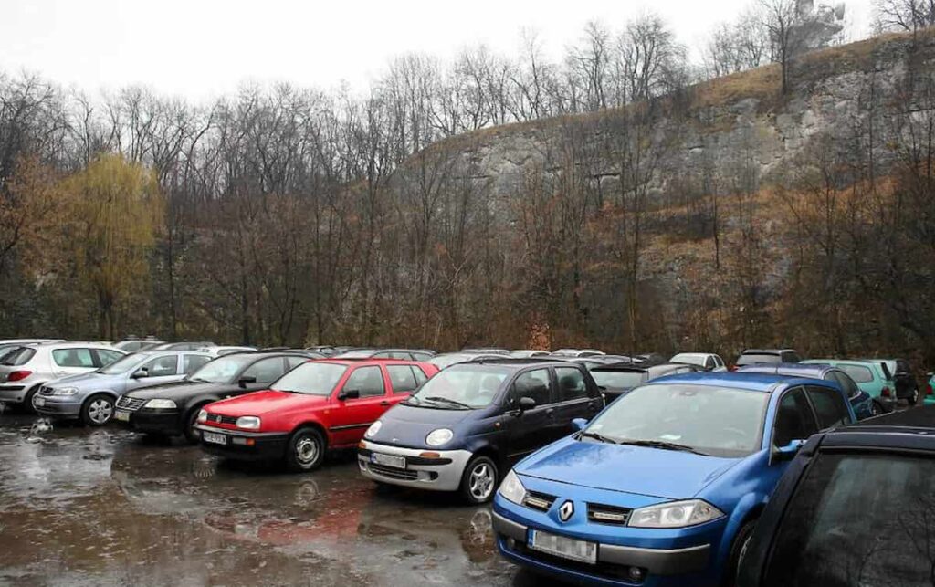 Dziki parking samochodowy
