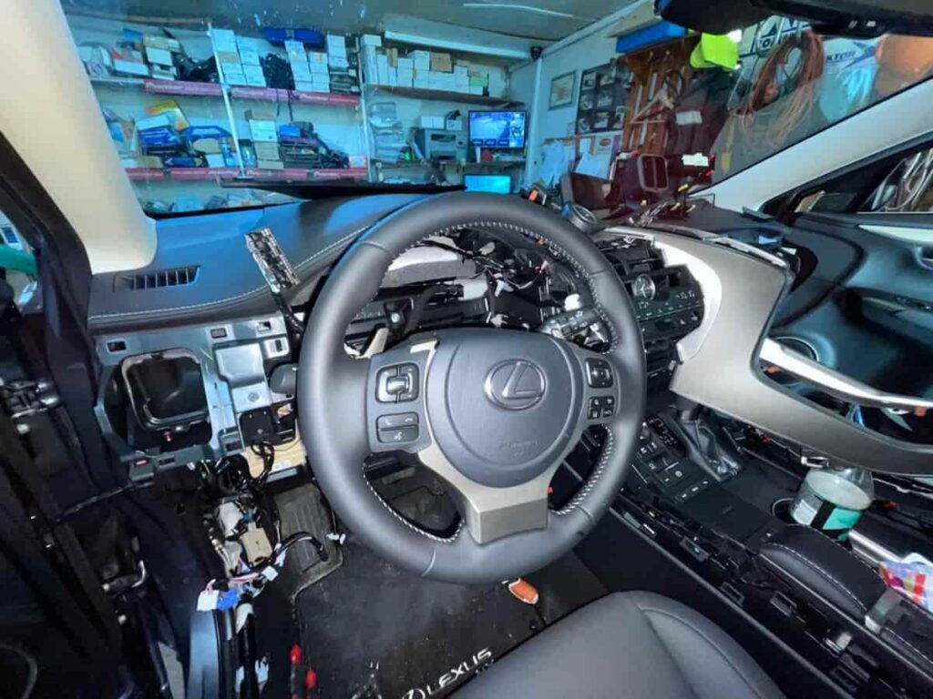 Lexus NX - instalacja zabezpieczenia Vodafone fot. 1