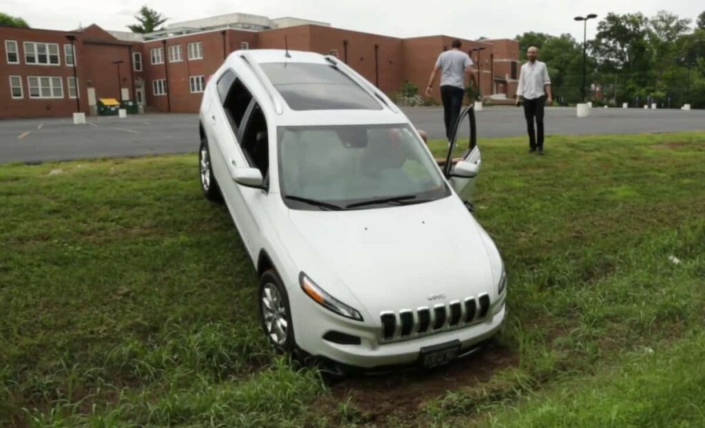 Hackowanie samochodu - Jeep Cherokee