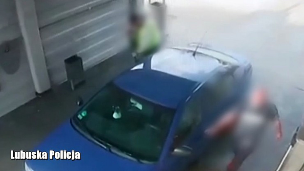 Kradzież samochodu na myjni uchwycona przez monitoring