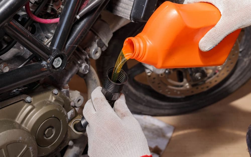 Jak zabezpieczyć motocykl na zimę - zmiana oleju