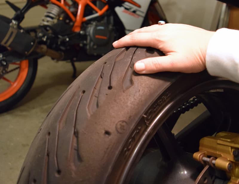 Jak zabezpieczyć motocykl na zimę – opony