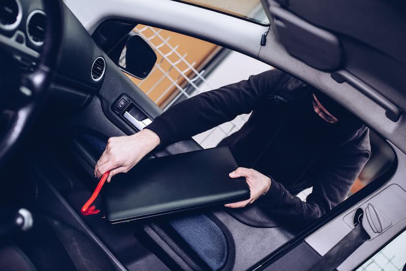 TOP5 sposobów na ochronę samochodu - laptop wewnątrz auta