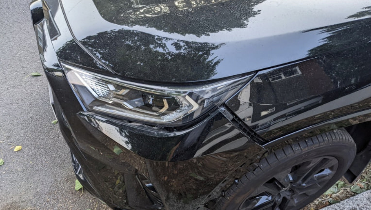 Kradzież samochodu w dwie minuty - uszkodzona Toyota RAV4