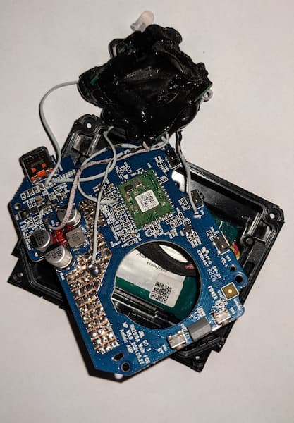 Wnętrze głośnika JBL - kradzież Toyoty RAV4